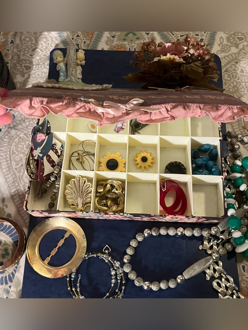 Lot of assorted jewelry in jewelry box (2lbs total weight ) - Picture 2 of 5